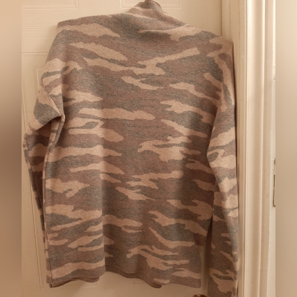 Elie Tahari womens sweater mock neck camo Size large NWOT - Picture 2 of 5